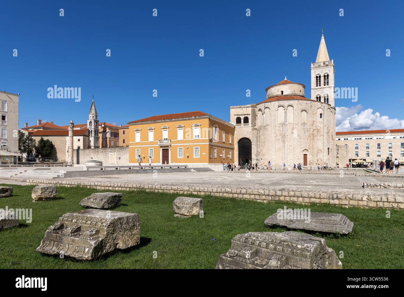 Zara, Croazia - 14 settembre 2025: Antico foro Romano con resti di templi in pietra, chiesa di San Donato del IX secolo Foto Stock