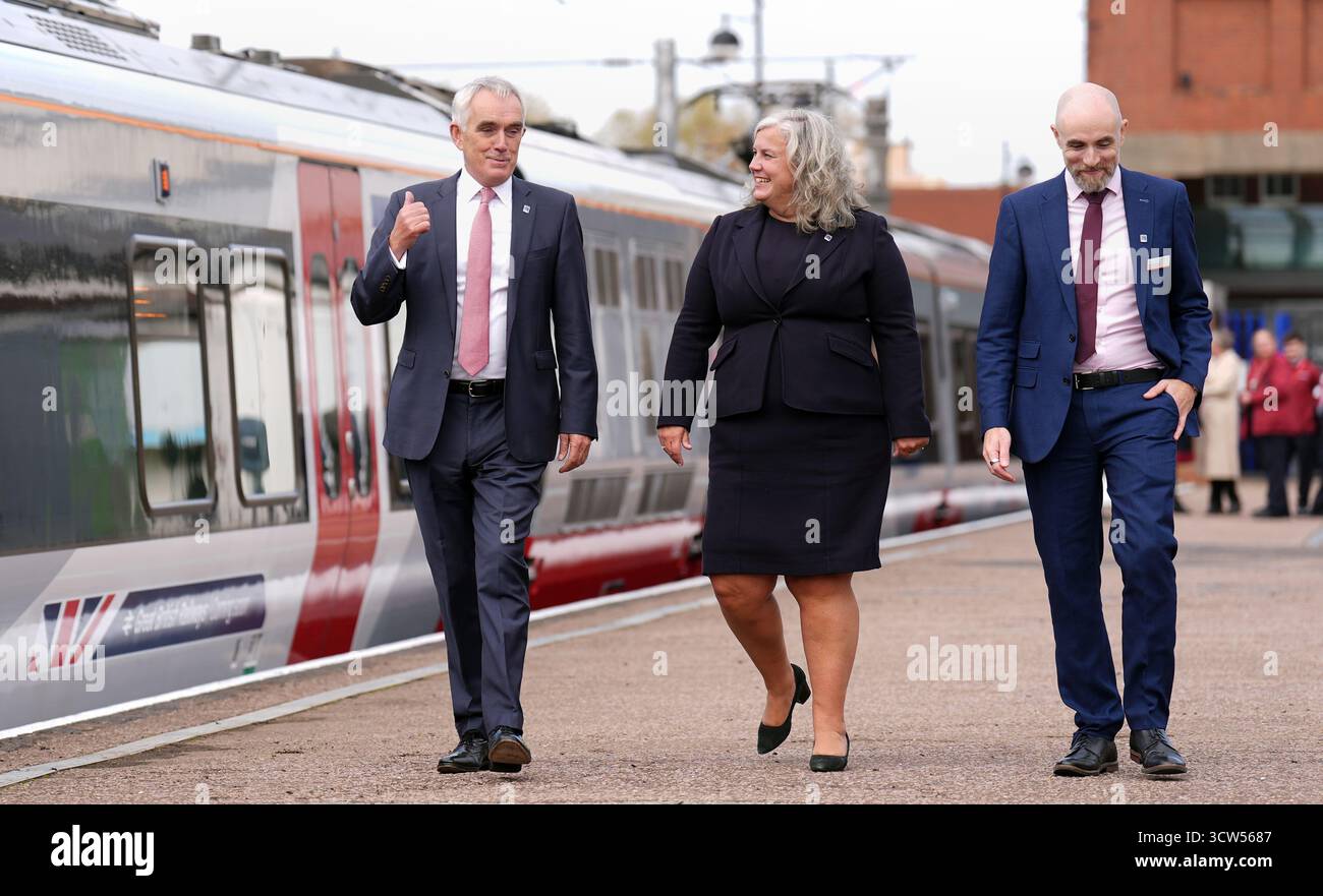 Il segretario dei trasporti Heidi Alexander con il direttore generale della Greater Anglia Martin Beable (a destra) durante una visita alla stazione ferroviaria di Norwich a Norfolk, per segnare il trasferimento dei servizi della Greater Anglia nella proprietà pubblica della Great British Railways, ai sensi del Passenger Railway Services (Public Ownership) Act 2024 del governo laburista. Data foto: Giovedì 9 ottobre 2025. Foto Stock