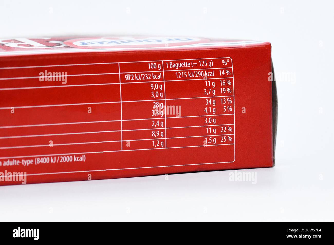 Germania - agosto 2025: Primo piano dell'etichetta nutrizionale sulla baguette pronta da cuocere con calorie e nutrienti Foto Stock
