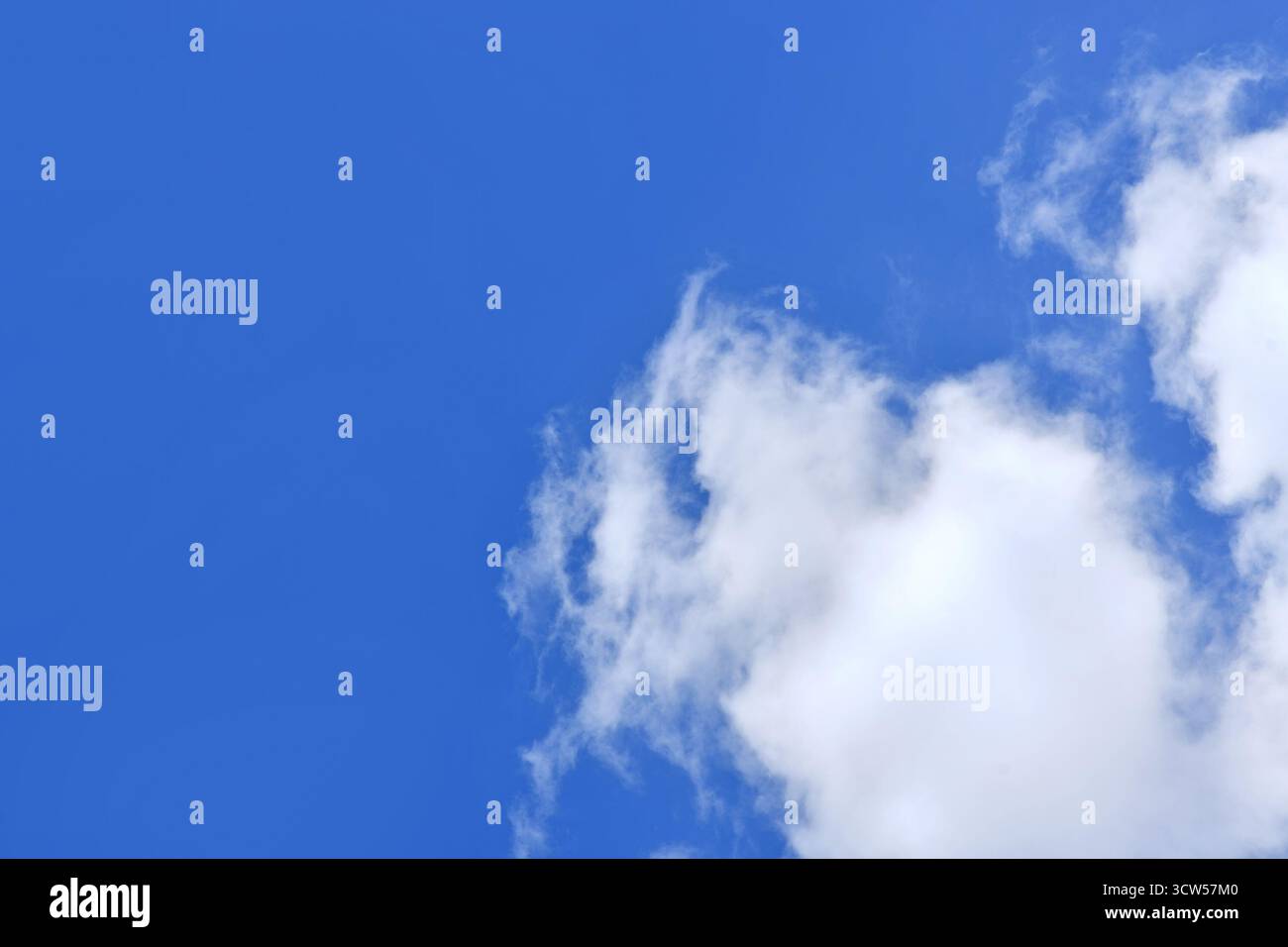Cielo blu con nuvole bianche e soffici con spazio di copia Foto Stock