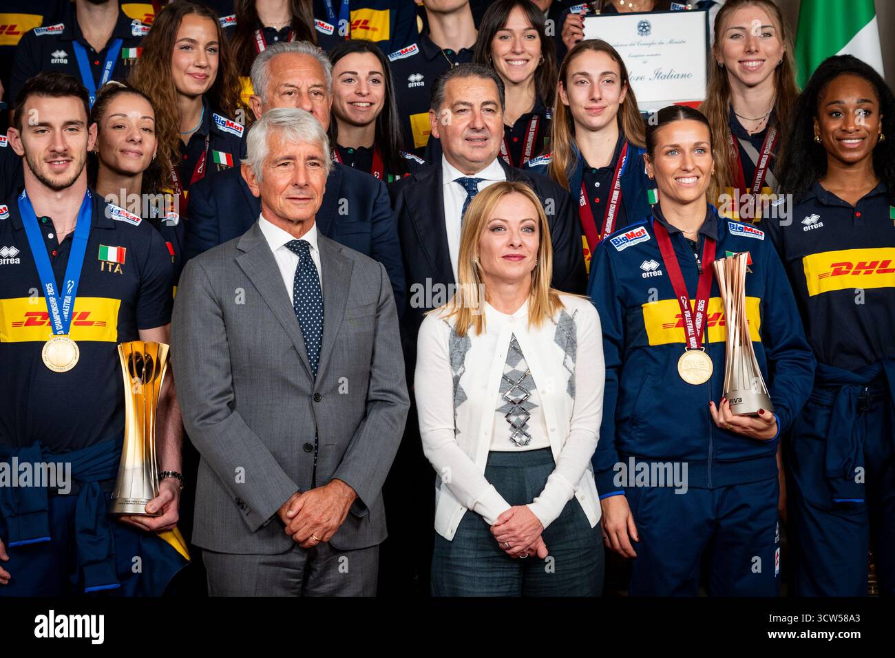 Roma, Italia. 8 ottobre 2025. Andrea Abodi è un politico e dirigente d'affari italiano e il primo ministro italiano Giorgia Meloni incontra le squadre di pallavolo maschile e femminile campioni del mondo a Palazzo Chigi a Roma. (Foto di Stefano Costantino/SOPA Images/Sipa USA) credito: SIPA USA/Alamy Live News Foto Stock