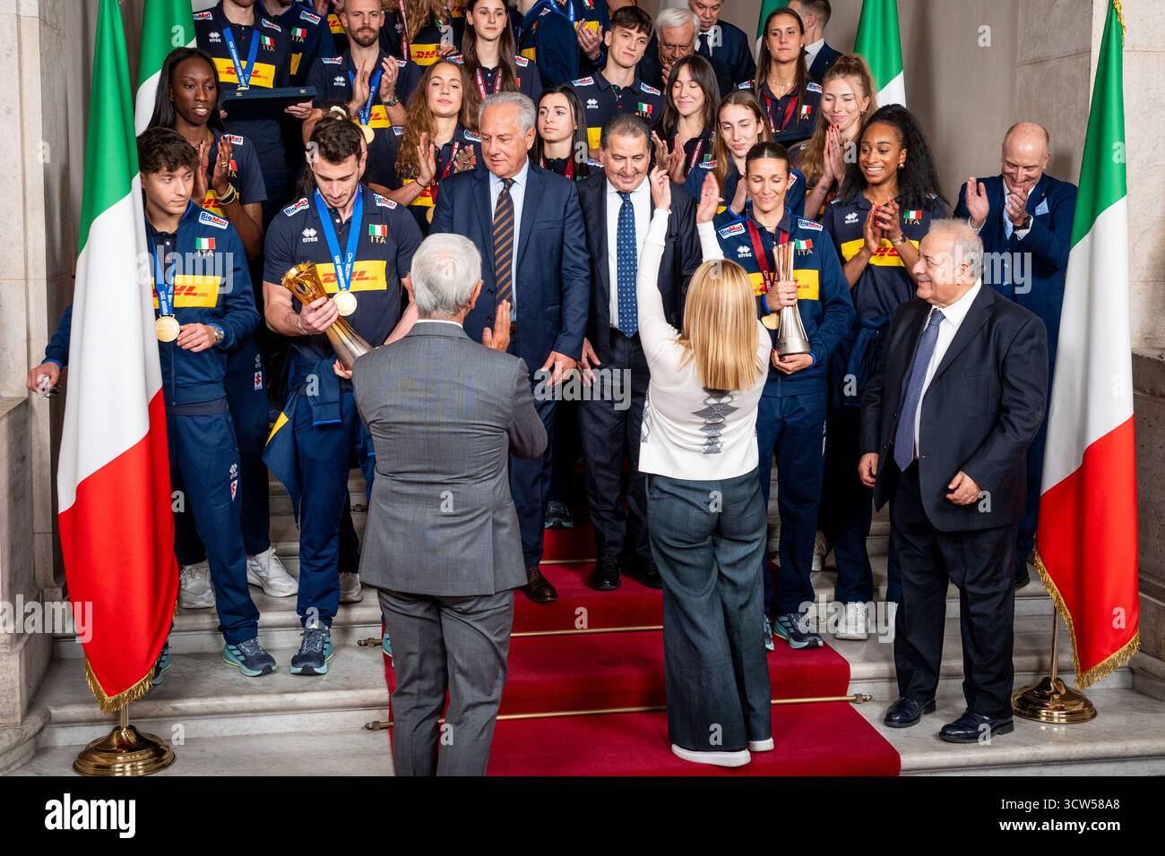 Roma, Italia. 8 ottobre 2025. Andrea Abodi è un politico e dirigente d'affari italiano e il primo ministro italiano Giorgia Meloni incontra le squadre di pallavolo maschile e femminile campioni del mondo a Palazzo Chigi a Roma. (Foto di Stefano Costantino/SOPA Images/Sipa USA) credito: SIPA USA/Alamy Live News Foto Stock