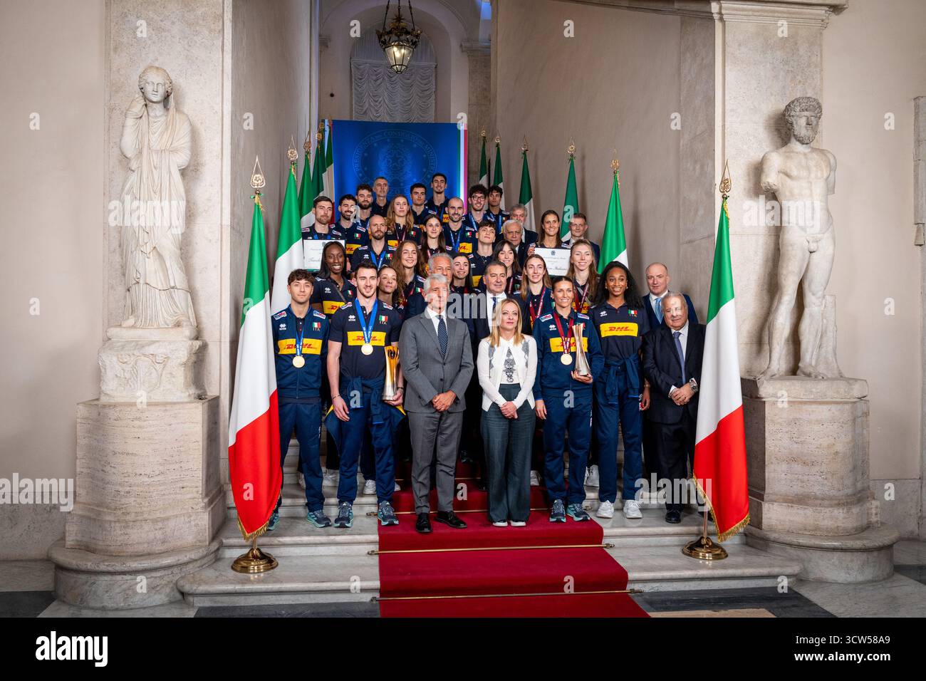 Roma, Italia. 8 ottobre 2025. Andrea Abodi è un politico e dirigente d'affari italiano e il primo ministro italiano Giorgia Meloni incontra le squadre di pallavolo maschile e femminile campioni del mondo a Palazzo Chigi a Roma. (Foto di Stefano Costantino/SOPA Images/Sipa USA) credito: SIPA USA/Alamy Live News Foto Stock