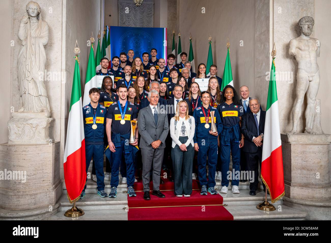 Roma, Italia. 8 ottobre 2025. Andrea Abodi è un politico e dirigente d'affari italiano e il primo ministro italiano Giorgia Meloni incontra le squadre di pallavolo maschile e femminile campioni del mondo a Palazzo Chigi a Roma. (Foto di Stefano Costantino/SOPA Images/Sipa USA) credito: SIPA USA/Alamy Live News Foto Stock