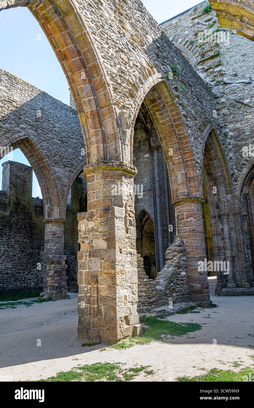 Abbazia di Saint-Mathieu de fine-Terre, in Bretagna, Francia. Gli interni in rovina gotica illuminati dal sole rivelano archi torreggianti e colonne in pietra intemprata. Foto Stock