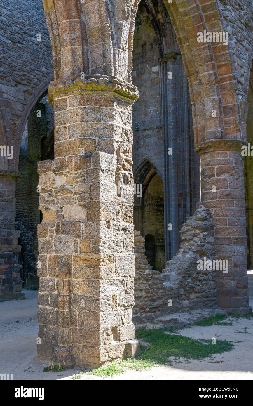 Abbazia di Saint-Mathieu de fine-Terre, in Bretagna, Francia. Gli interni in rovina gotica illuminati dal sole rivelano archi torreggianti e colonne in pietra intemprata. Foto Stock