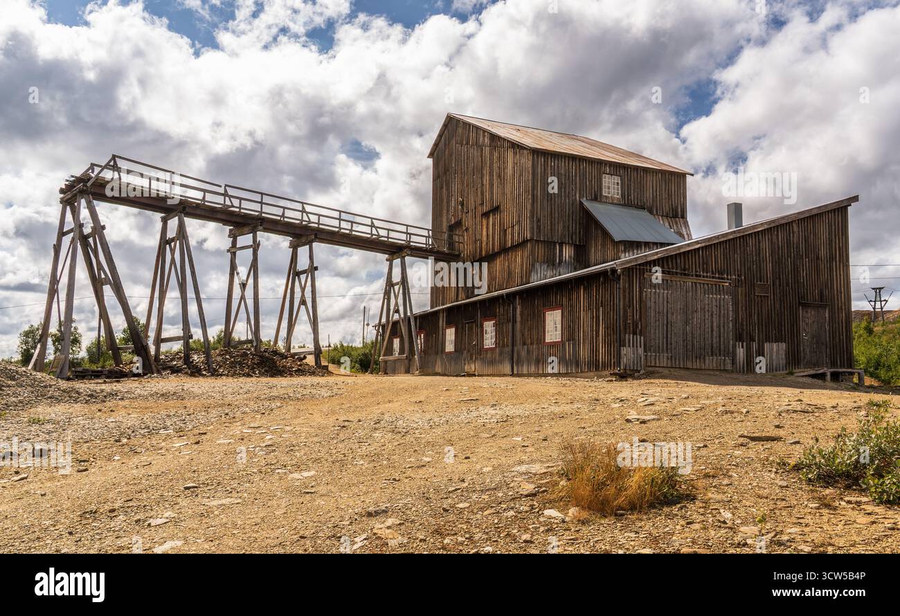 Costruzione della miniera di rame di Olav chiusa a Røros in Norvegia. Il pozzo minerario e il capannone del generatore rappresentano un ricordo delle attività passate. Foto Stock