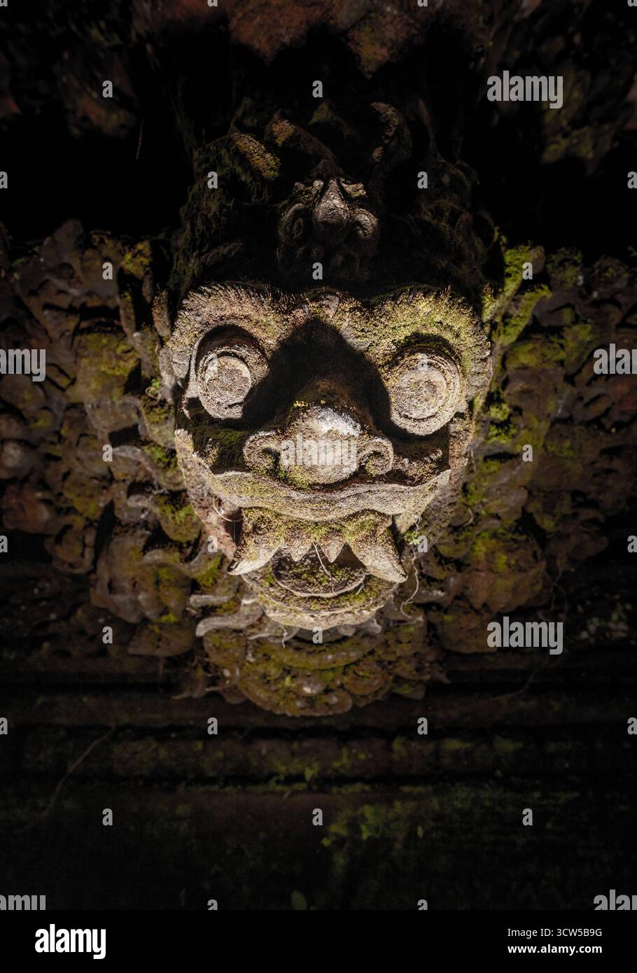 Scultura di mitico carattere indù nel tempio balinese Foto Stock