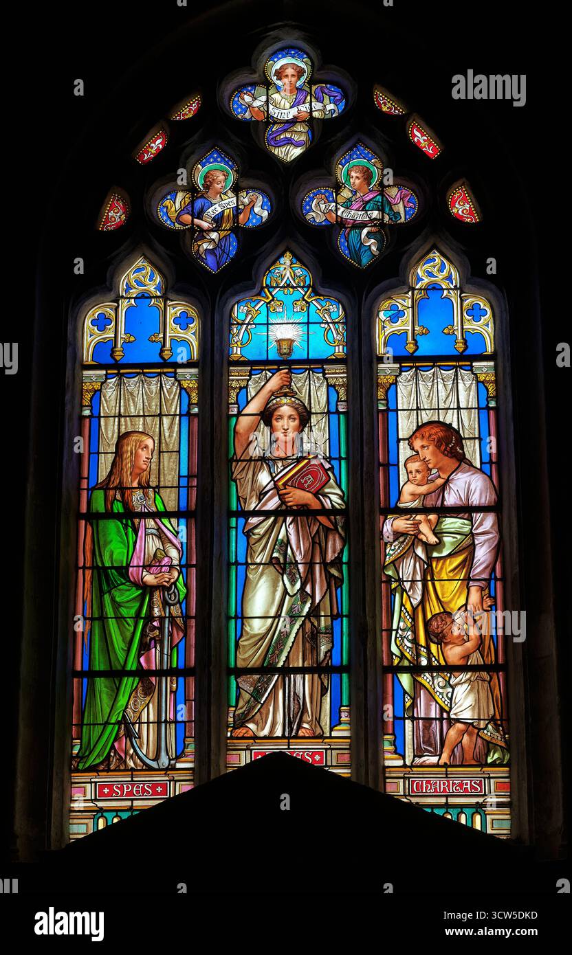 Un trittico di fede, speranza e carità, una vetrata nella chiesa cristiana di Sant'Agro, nella città fortificata di Avignone, in Francia. Foto Stock