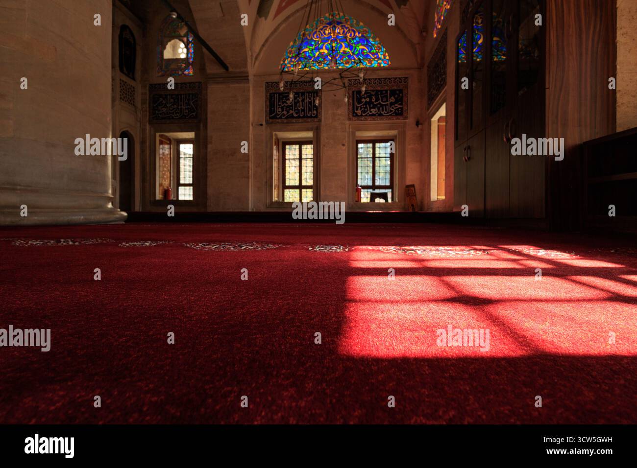 La luce del sole proviene dalle finestre della moschea Kilic Ali Pasa e dalla calligrafia araba nella moschea Foto Stock
