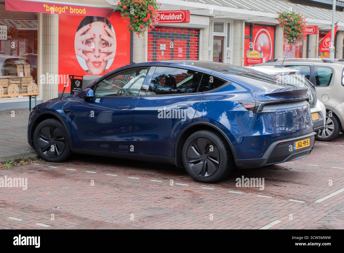 Blue Tesla Model Y ad Amsterdam Paesi Bassi 4-10-2025 Foto Stock