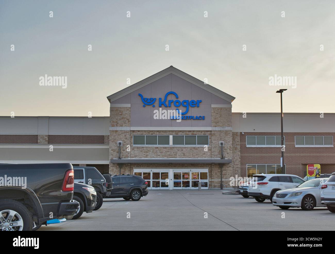 Cypress, Texas USA 08-24-2025: Negozio del supermercato Kroger Marketplace e parcheggio. Foto Stock
