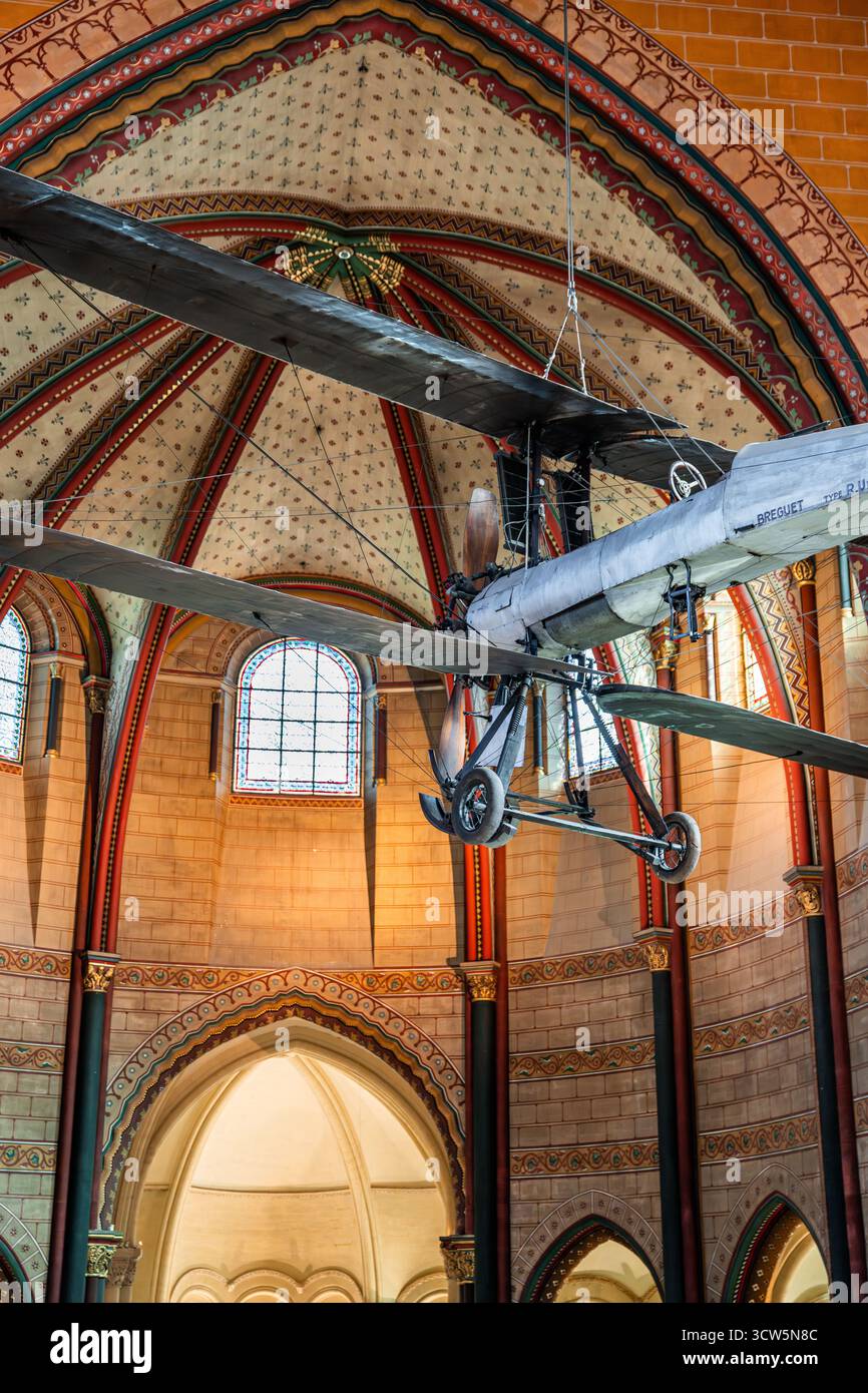 Ex chiesa di Saint-Martin-des-Champs, ora Musee des Arts et Metiers a Parigi, che espone aerei storici e pendolo Foucault, Parigi, Francia Foto Stock