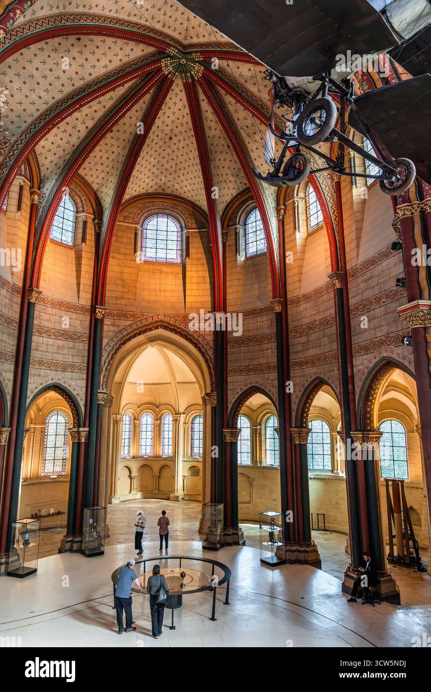 Ex chiesa di Saint-Martin-des-Champs, ora Musee des Arts et Metiers a Parigi, che espone aerei storici e pendolo Foucault, Parigi, Francia Foto Stock