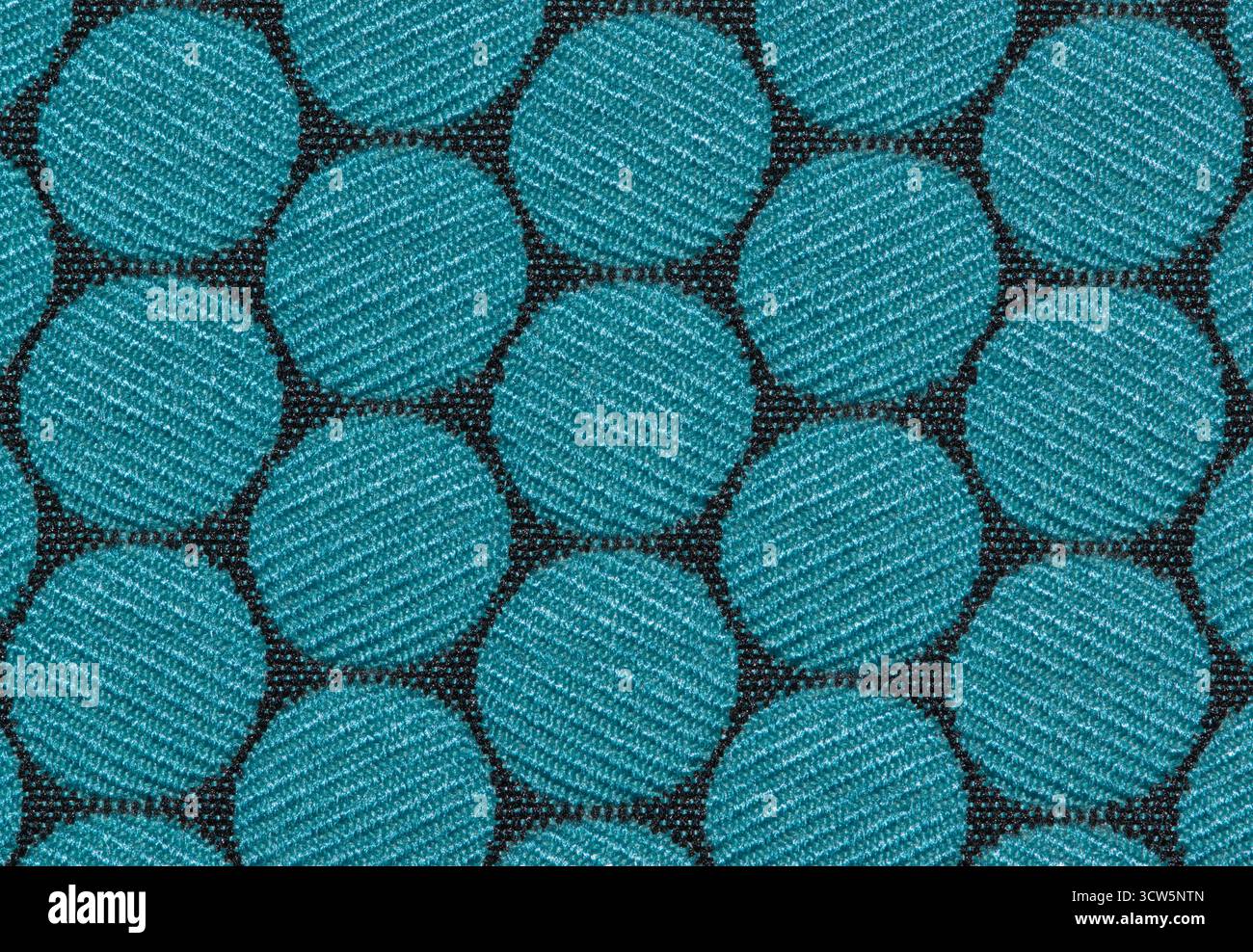 Campione di colore campione di tessuto motivo cerchi blu su un panno nero. Foto Stock