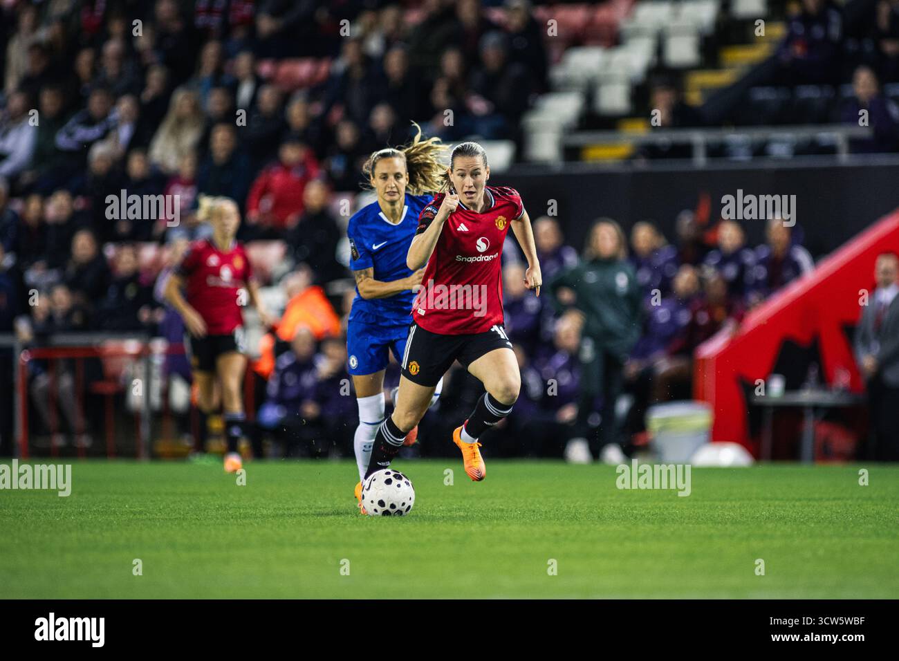 Manchester, Regno Unito. 3 ottobre 2025. Elisabeth Terland (10 Manchester United Women) corre con la palla durante la partita di Super League femminile tra uomo Foto Stock