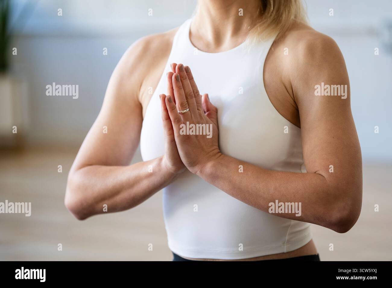 Donna con le mani di preghiera che meditano per lo yoga Foto Stock