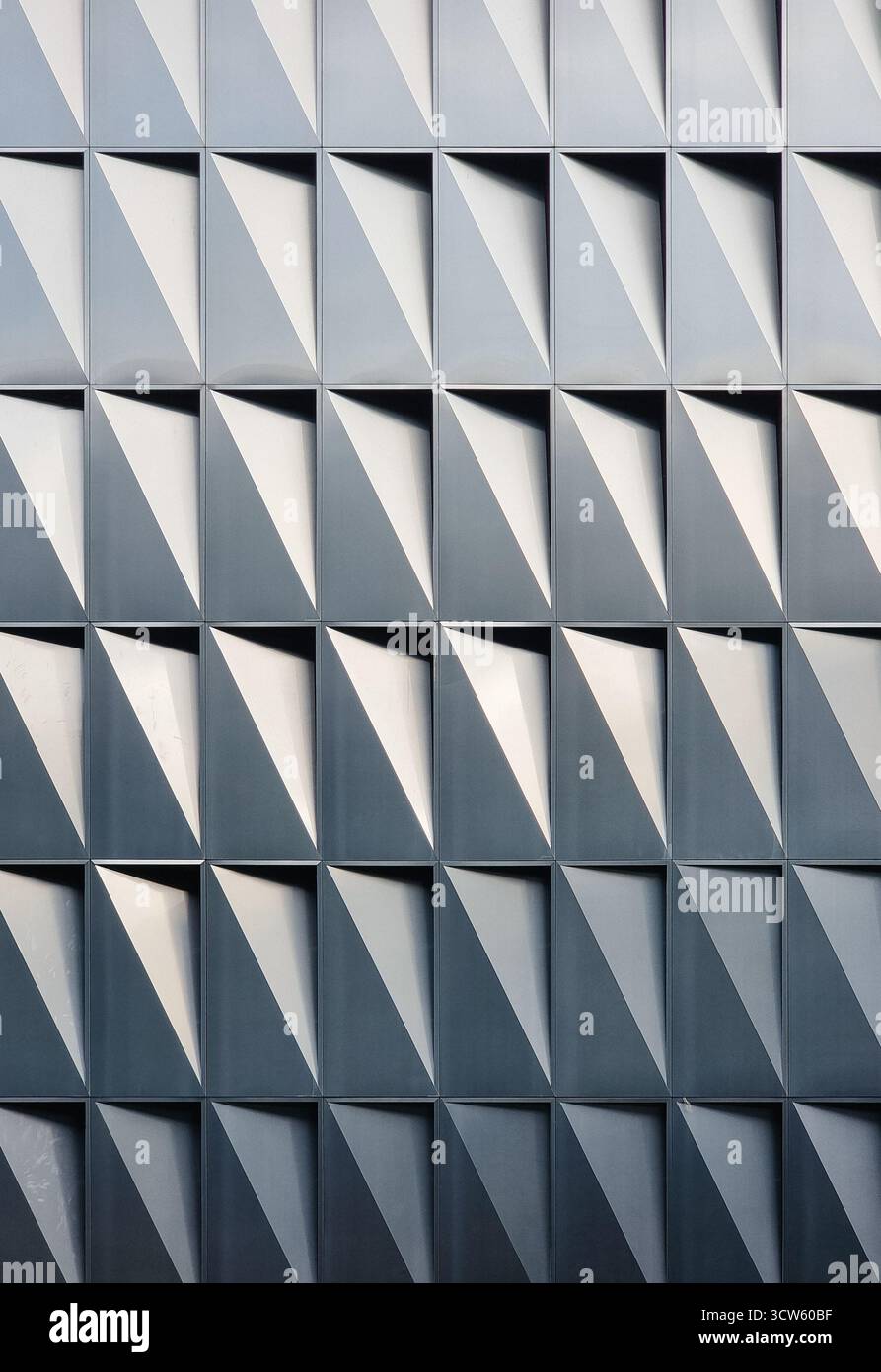 Sfondo metallico astratto - superficie lucida con ripetizione triangolare Foto Stock