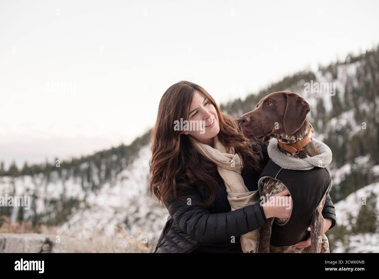 Donna e cane insieme nella foresta di Tahoe, California Foto Stock
