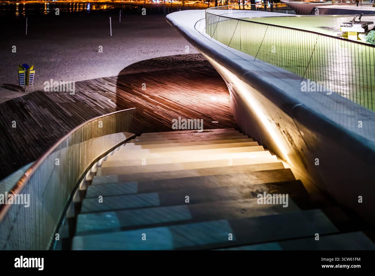 Discesa della scala curva illuminata a Benidorm Foto Stock