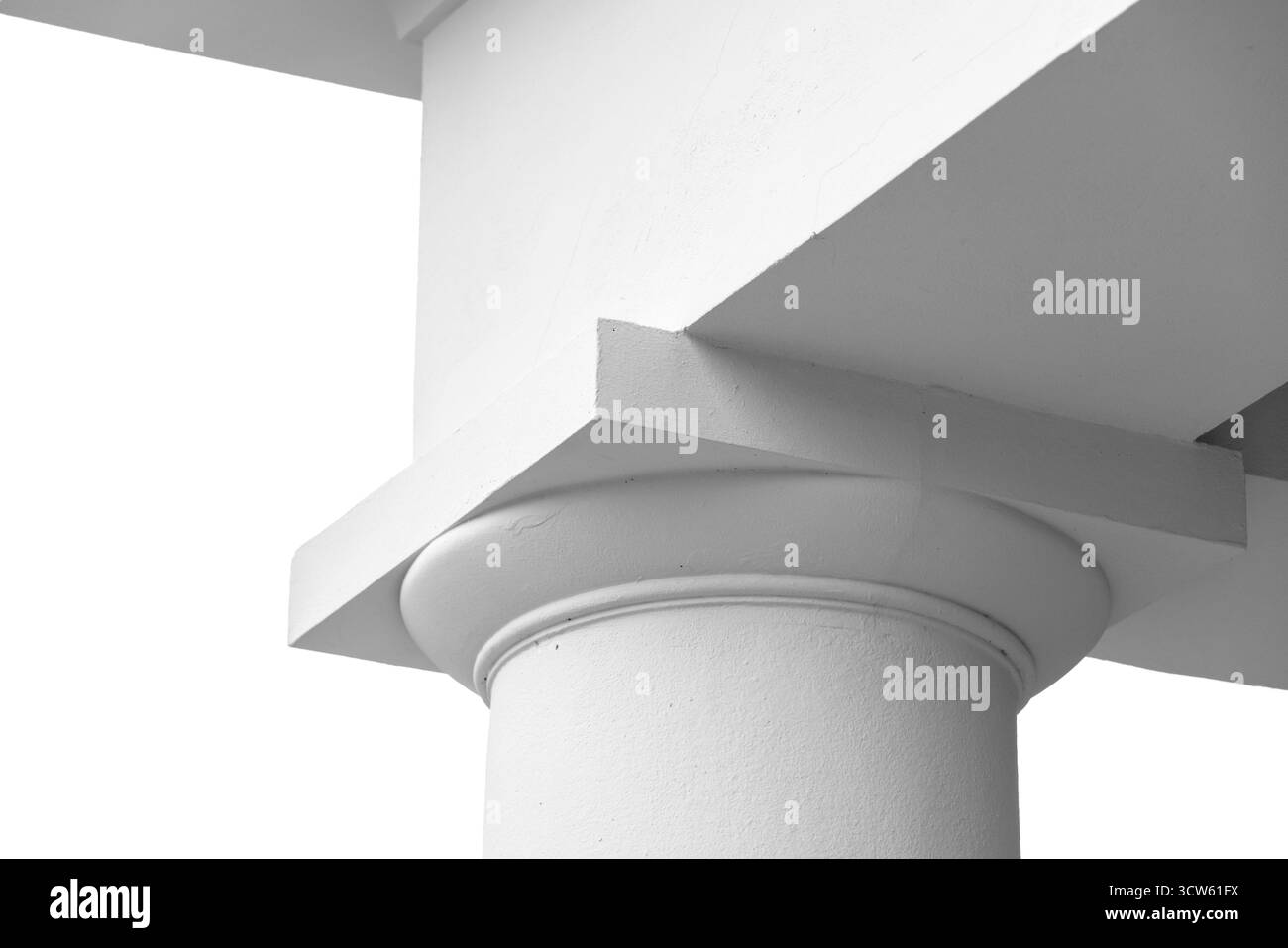 Un preciso primo piano di una colonna bianca e di una sporgenza geometrica del fascio, che mette in risalto linee pulite e design minimalista in una moderna S. Foto Stock