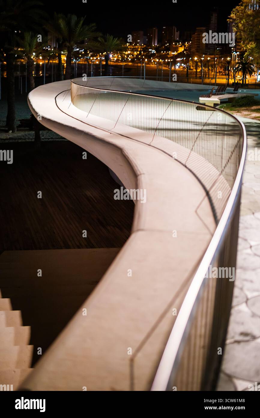 Passeggiata notturna curva Benidorm a Benidorm Foto Stock
