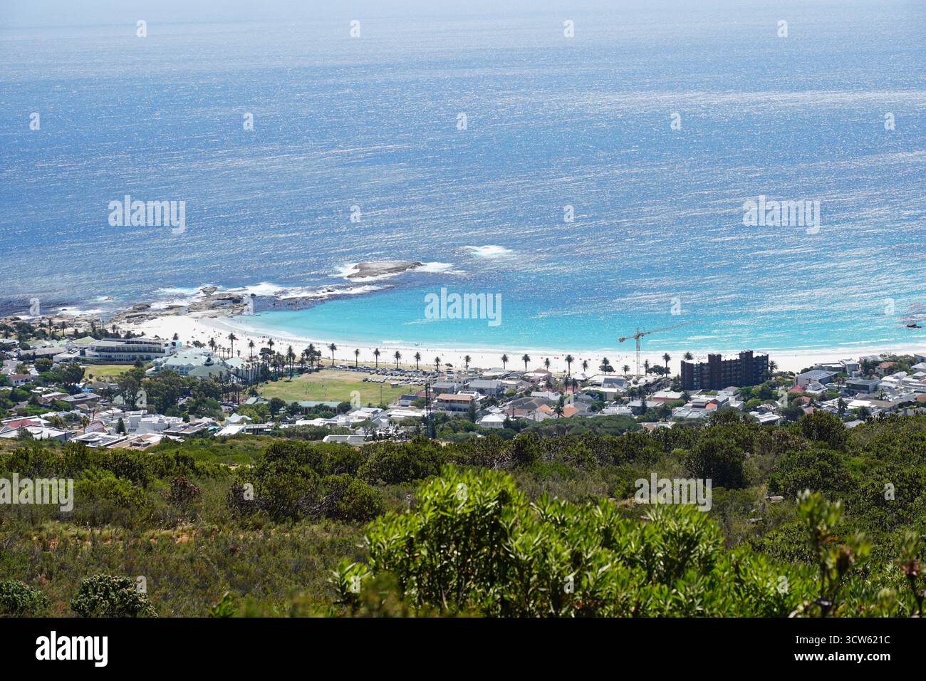 Camp Bay Beach e costa dell'Oceano Atlantico a città del Capo Foto Stock