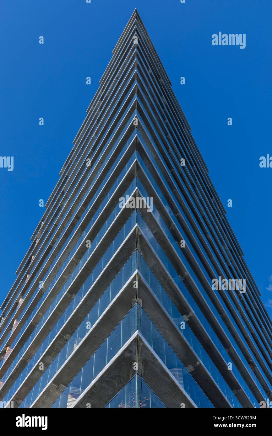 Architettura astratta, edificio contemporaneo con angoli nitidi, vista ad angolo basso, cielo blu Foto Stock