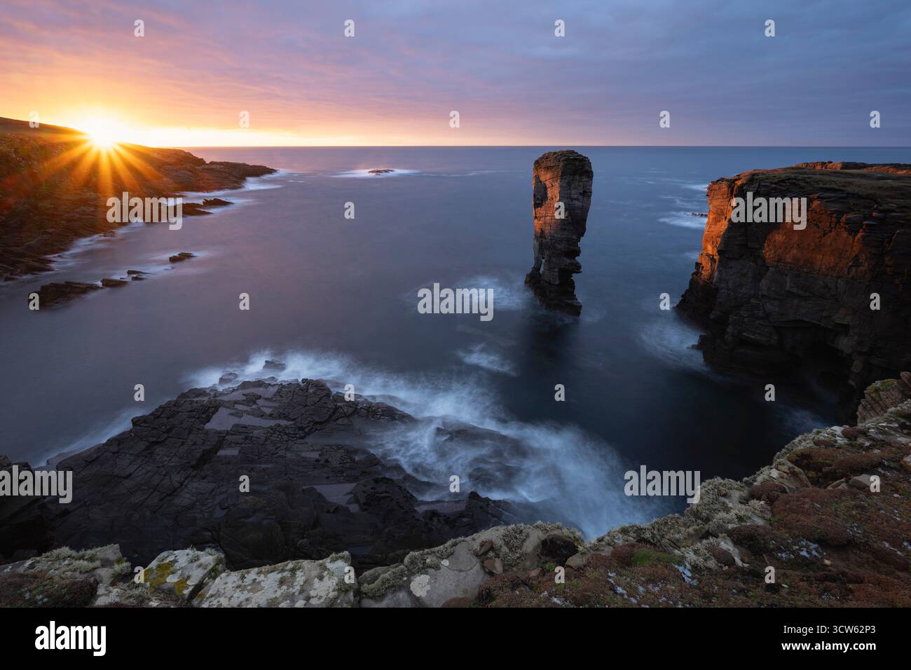 Tramonto invernale al castello di Yesnaby, alle isole Orcadi, in Scozia Foto Stock