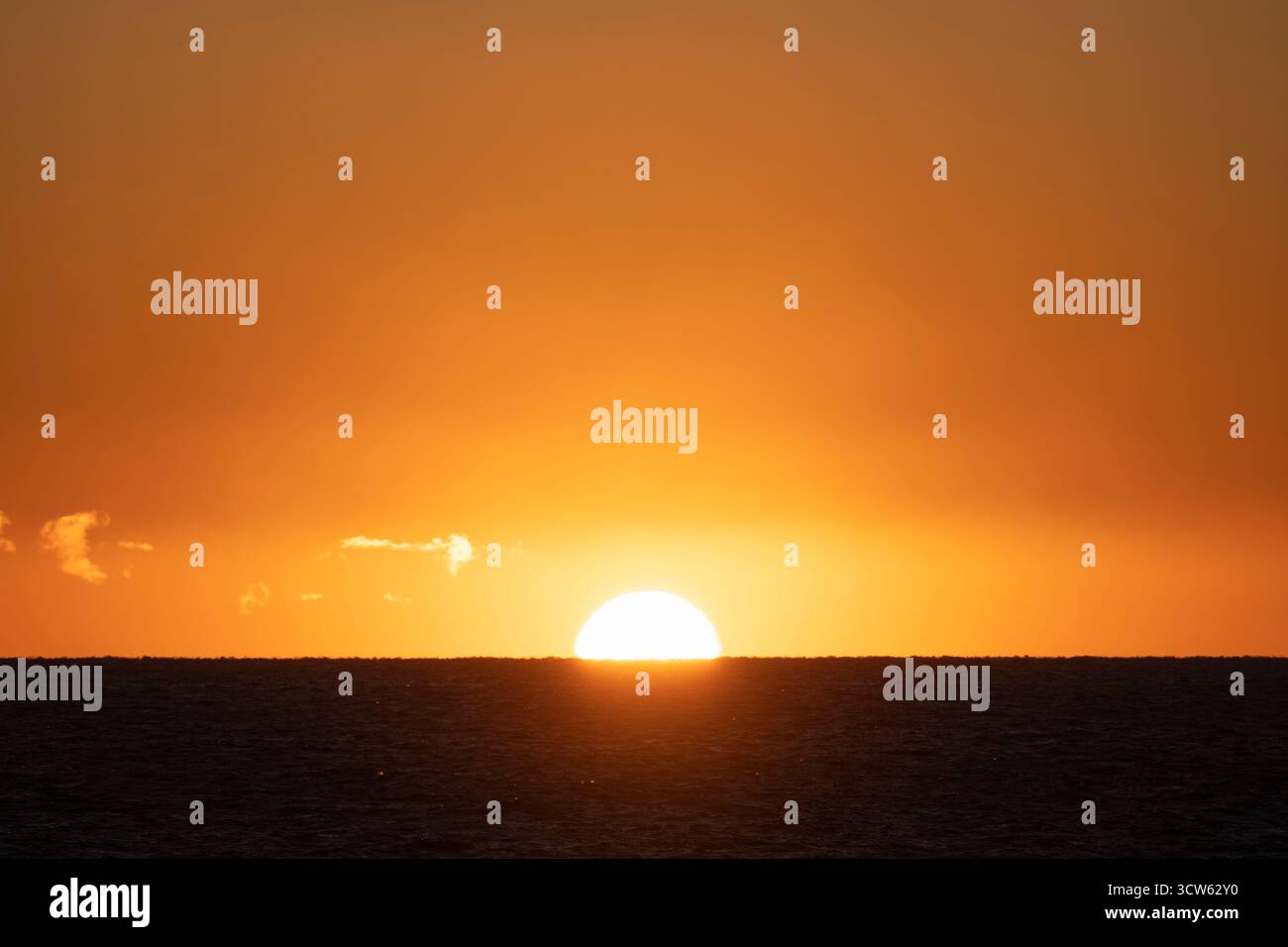 4 gennaio sole all'orizzonte, Isole Lofoten, Norvegia Foto Stock