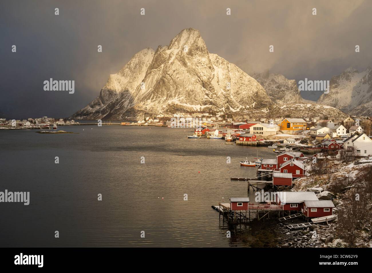 Monte Olstind sopra il villaggio di Reine, Isole Lofoten, Norvegia Foto Stock