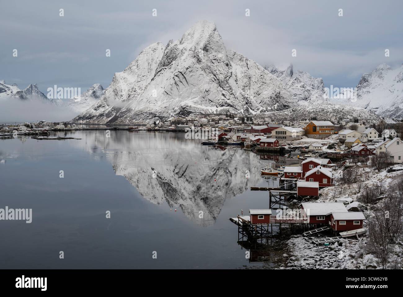 Monte Olstind sopra il villaggio di Reine, Isole Lofoten, Norvegia Foto Stock