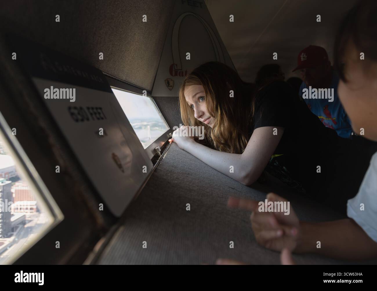 Una giovane donna guarda fuori dalla finestra di osservazione di Gateway Arch Foto Stock