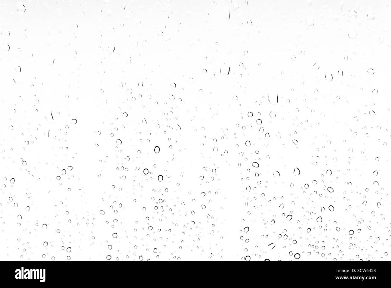Le gocce d'acqua e le gocce di pioggia si sovrappongono allo sfondo di una finestra. Struttura della pioggia isolata su sfondo bianco Foto Stock