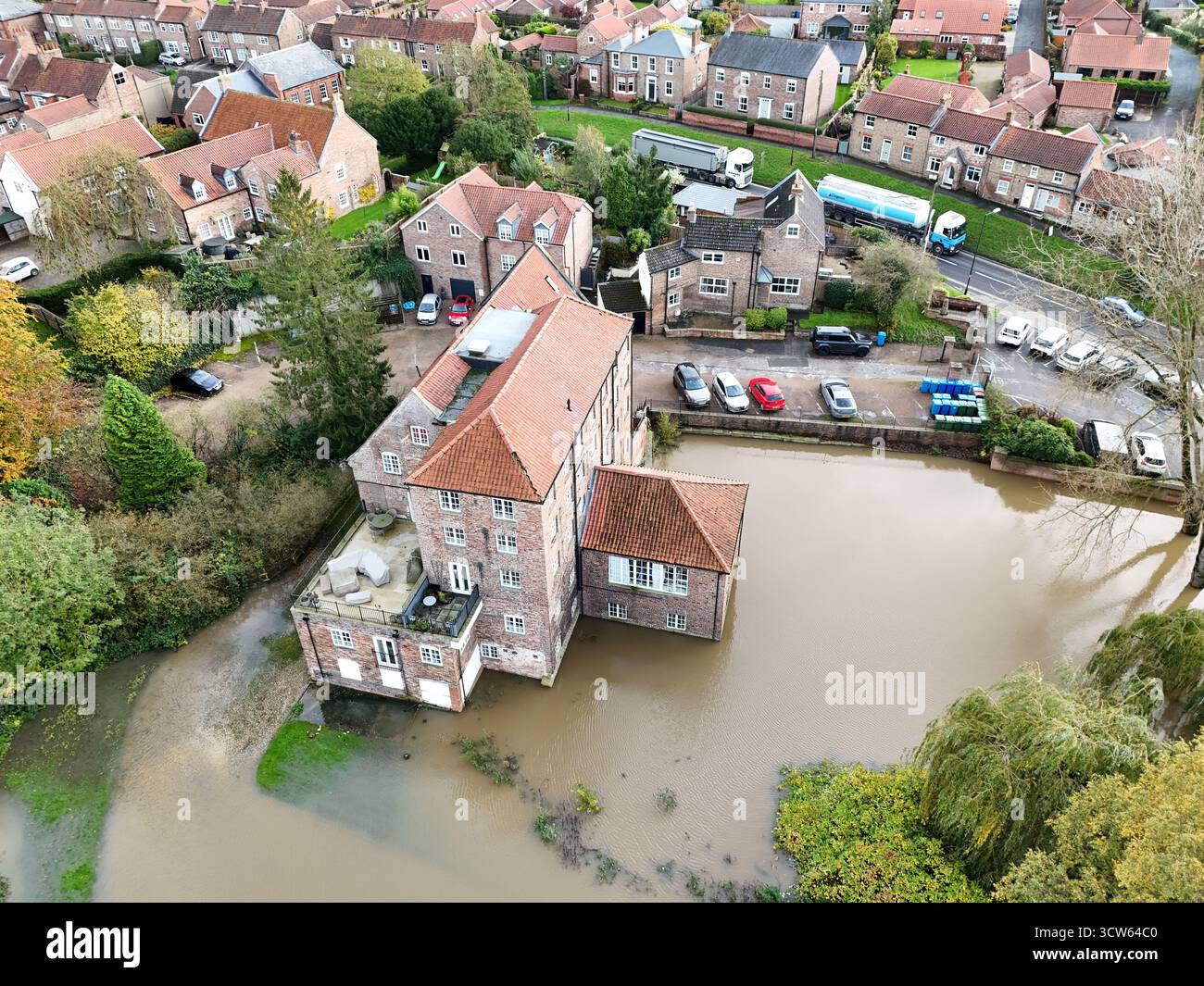 Veduta aerea dell'inondazione estrema del ponte Stamford dal fiume Derwent che oltrepassa le sue rive Foto Stock