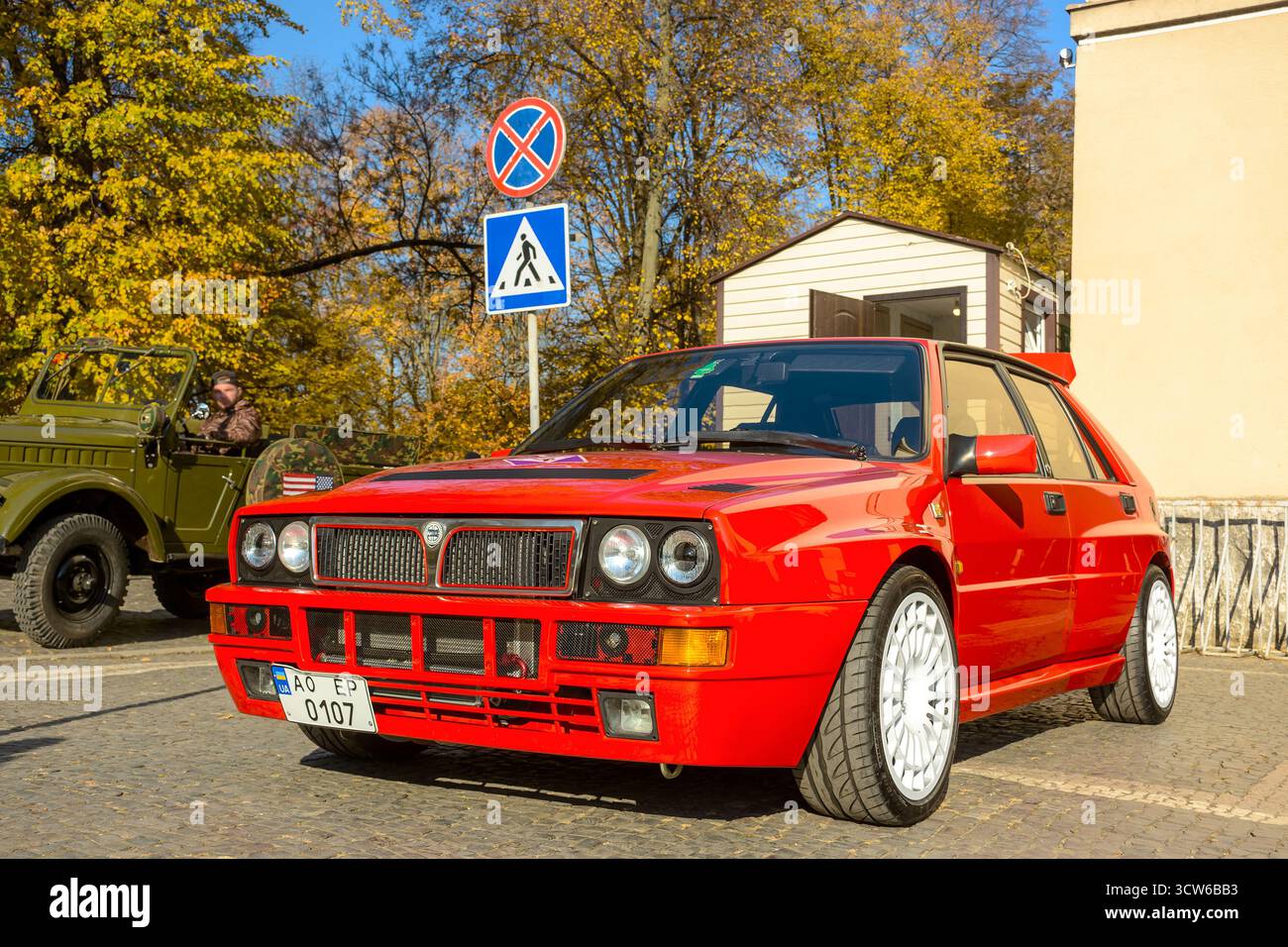 uzhhorod, ucraina - 31 ottobre 2021: delta della lancia rossa. vista frontale di tre quarti con griglia, fari e cofano di una leggendaria auto da rally italiana su un lettino Foto Stock