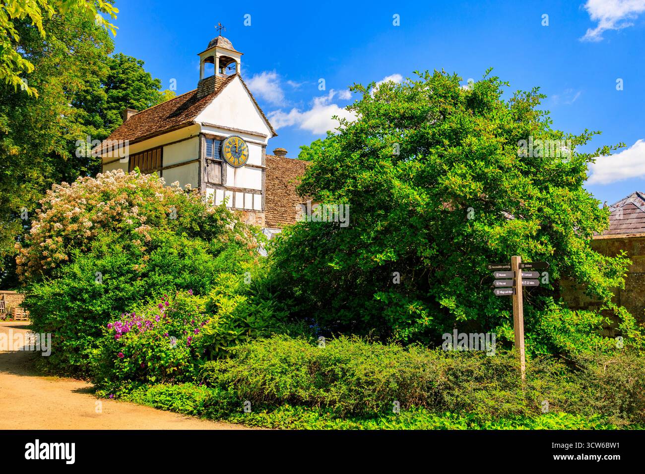 L'architettura in stile tudor della torre dell'orologio a Lacock Abbey, Wiltshire, Inghilterra, Regno Unito Foto Stock