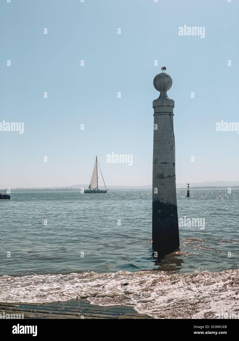 Barca a vela tradizionale che galleggia sulle calme acque blu del Portogallo - Immagine stock catturata con smartphone