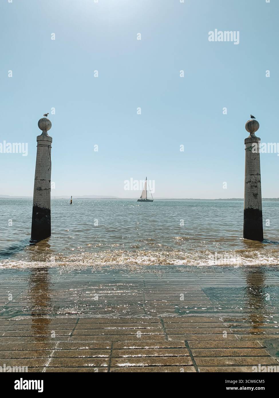 Barca a vela tradizionale che galleggia sulle calme acque blu del Portogallo - Immagine stock catturata con smartphone