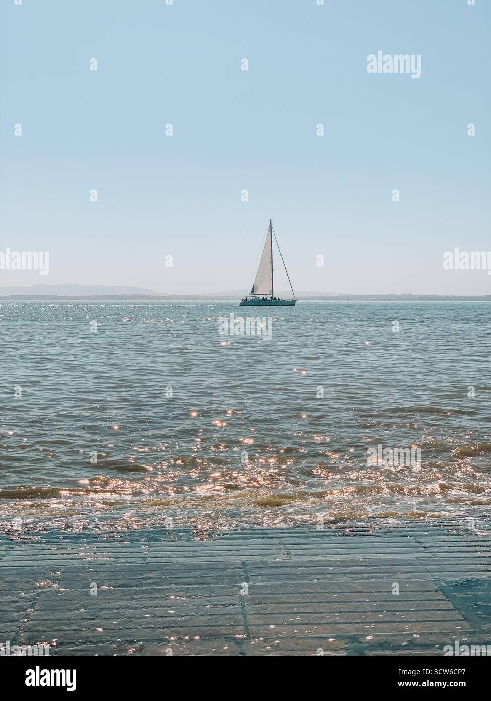 Barca a vela tradizionale che galleggia sulle calme acque blu del Portogallo - Immagine stock catturata con smartphone