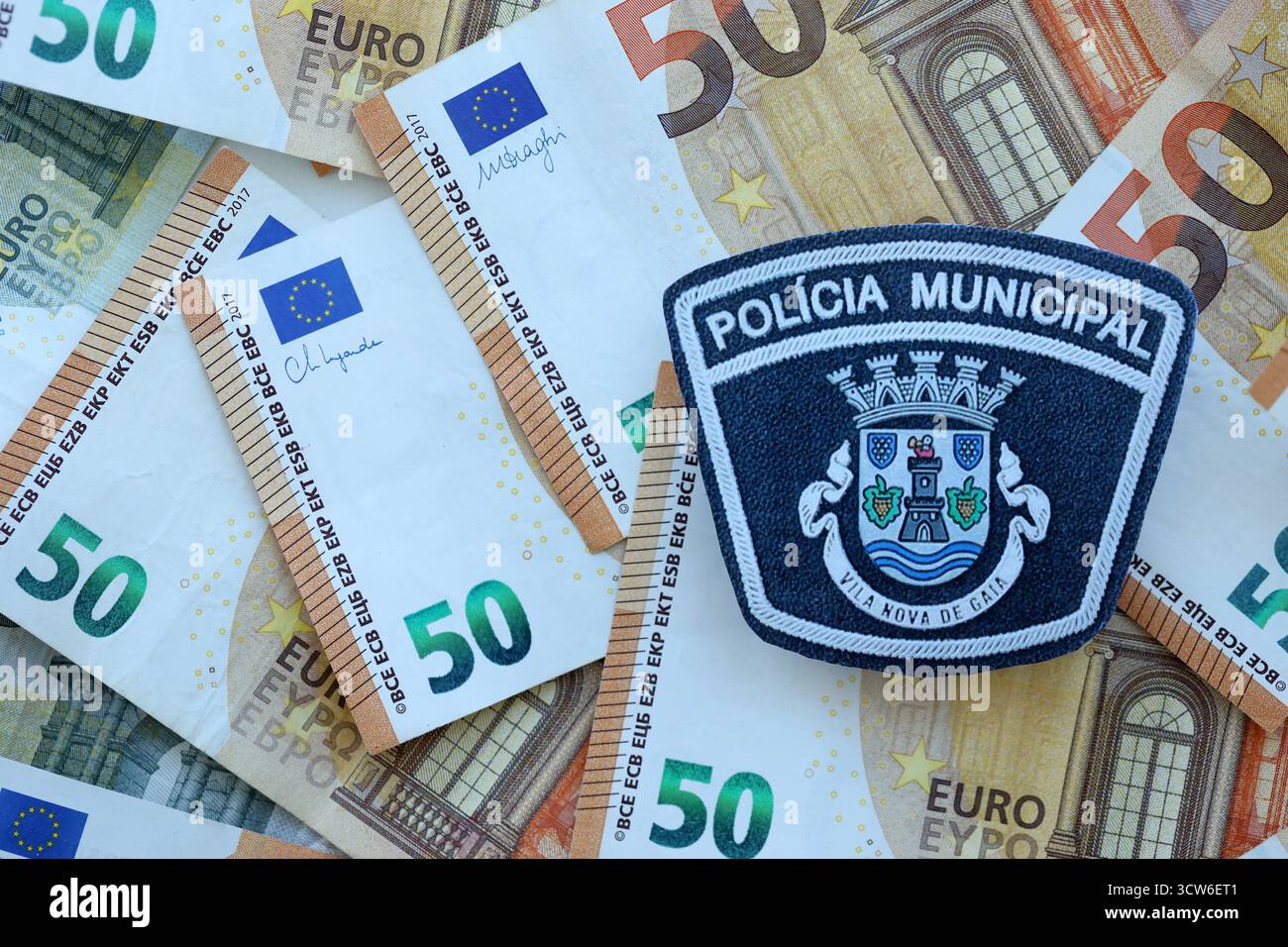KIEV, UCRAINA - 6 SETTEMBRE 2025 Portogallo polizia municipale patch su una grande quantità di banconote in euro primo piano Foto Stock