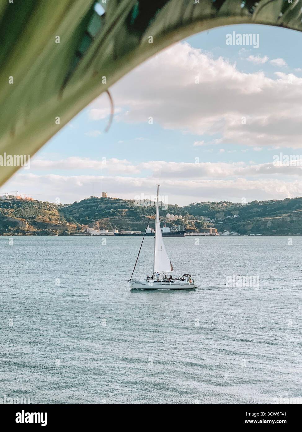 Barca a vela tradizionale che galleggia sulle calme acque blu del Portogallo - Immagine stock catturata con smartphone