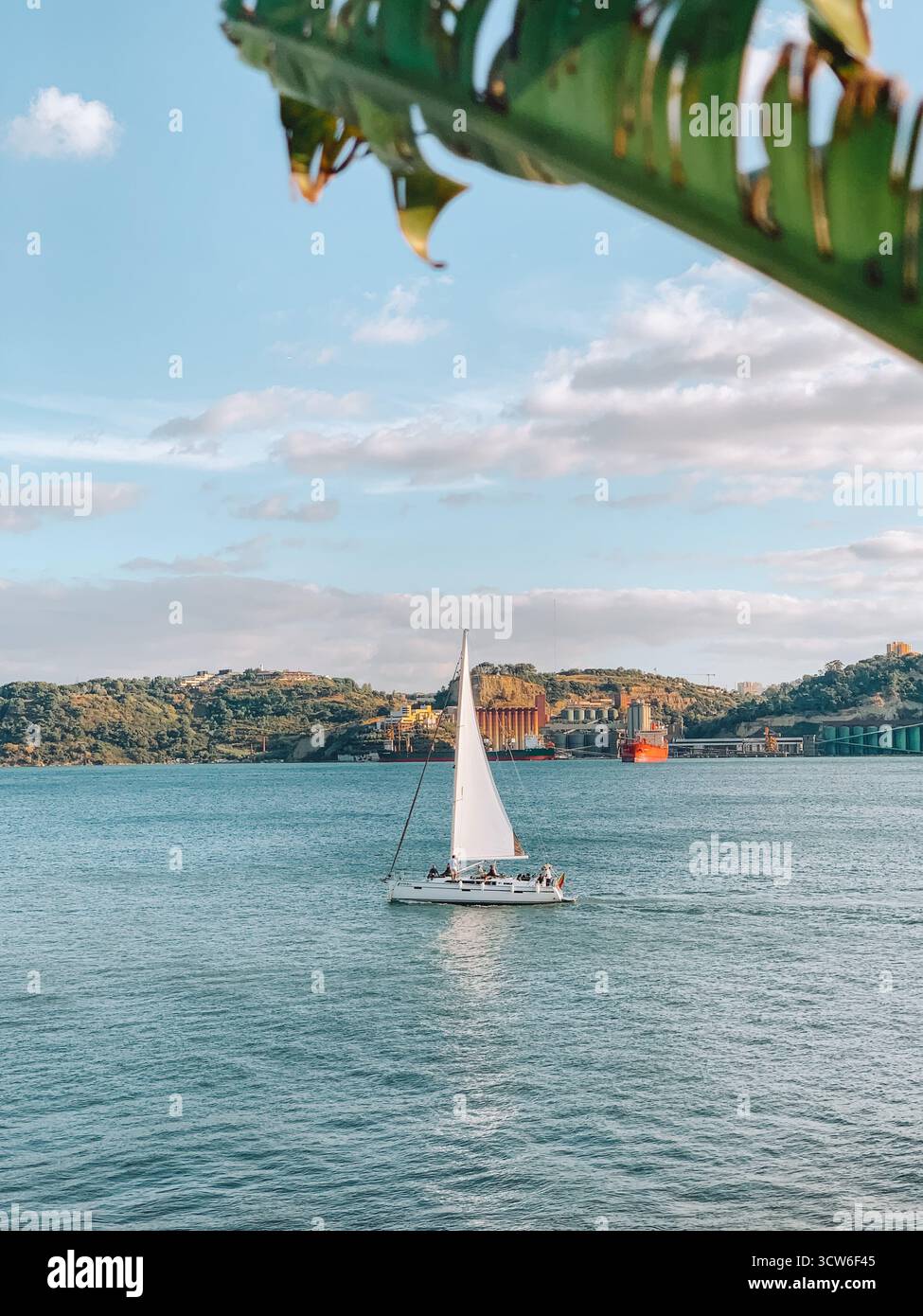 Barca a vela tradizionale che galleggia sulle calme acque blu del Portogallo - Immagine stock catturata con smartphone