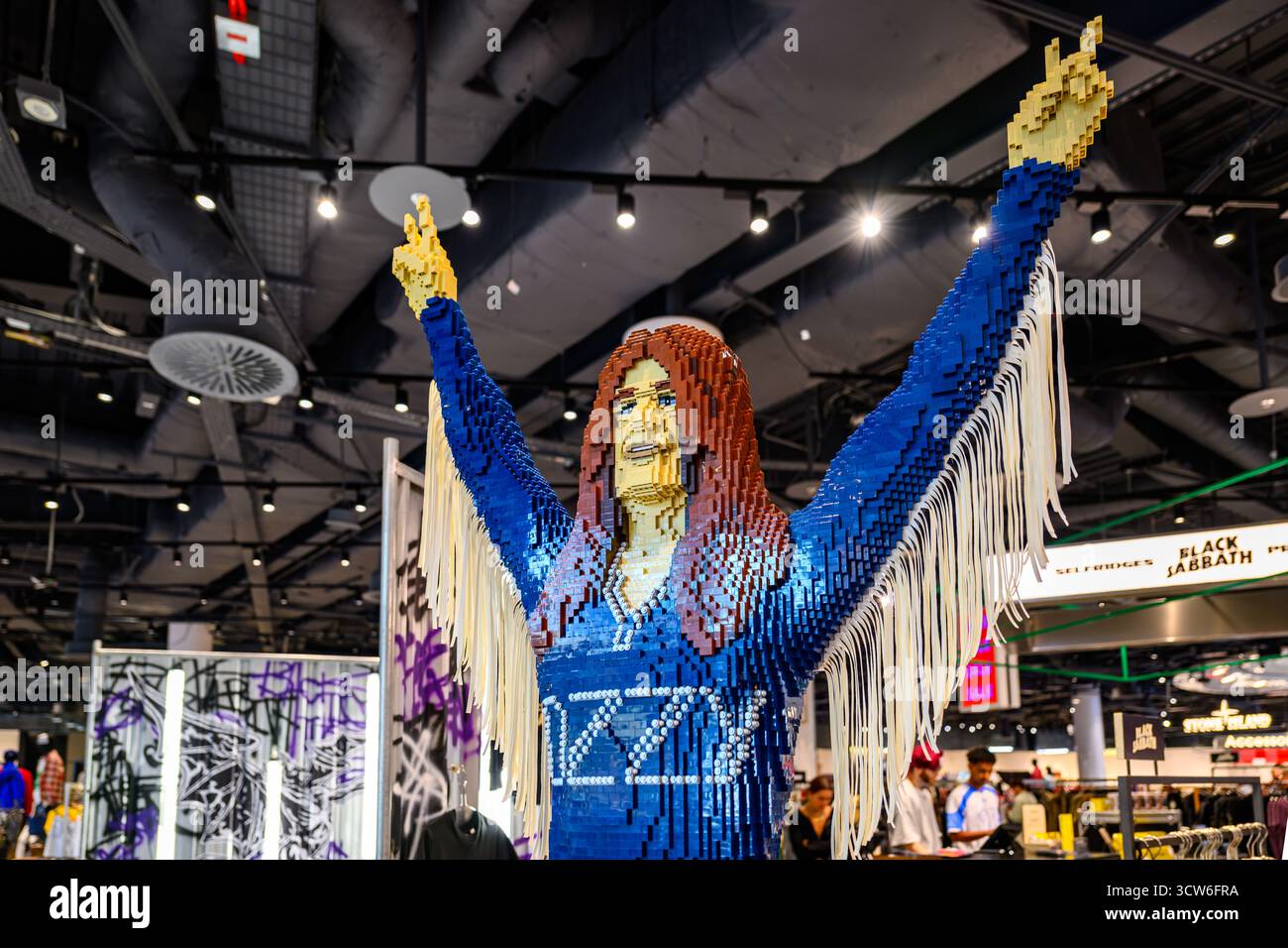 La statua Lego Ozzy Osbourne statua in mattoni Lego a grandezza naturale del musicista al negozio Selfridges la scultura è stata creata da 27.384 mattoni Lego... Foto Stock