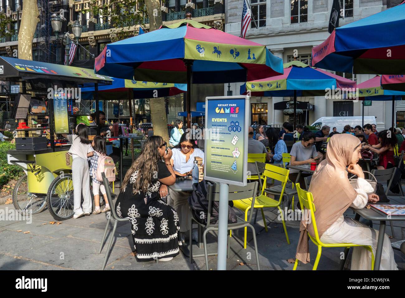 I visitatori di tutte le età potranno divertirsi nella sezione giochi e attività di Bryant Park, 2025, New York City, Stati Uniti Foto Stock