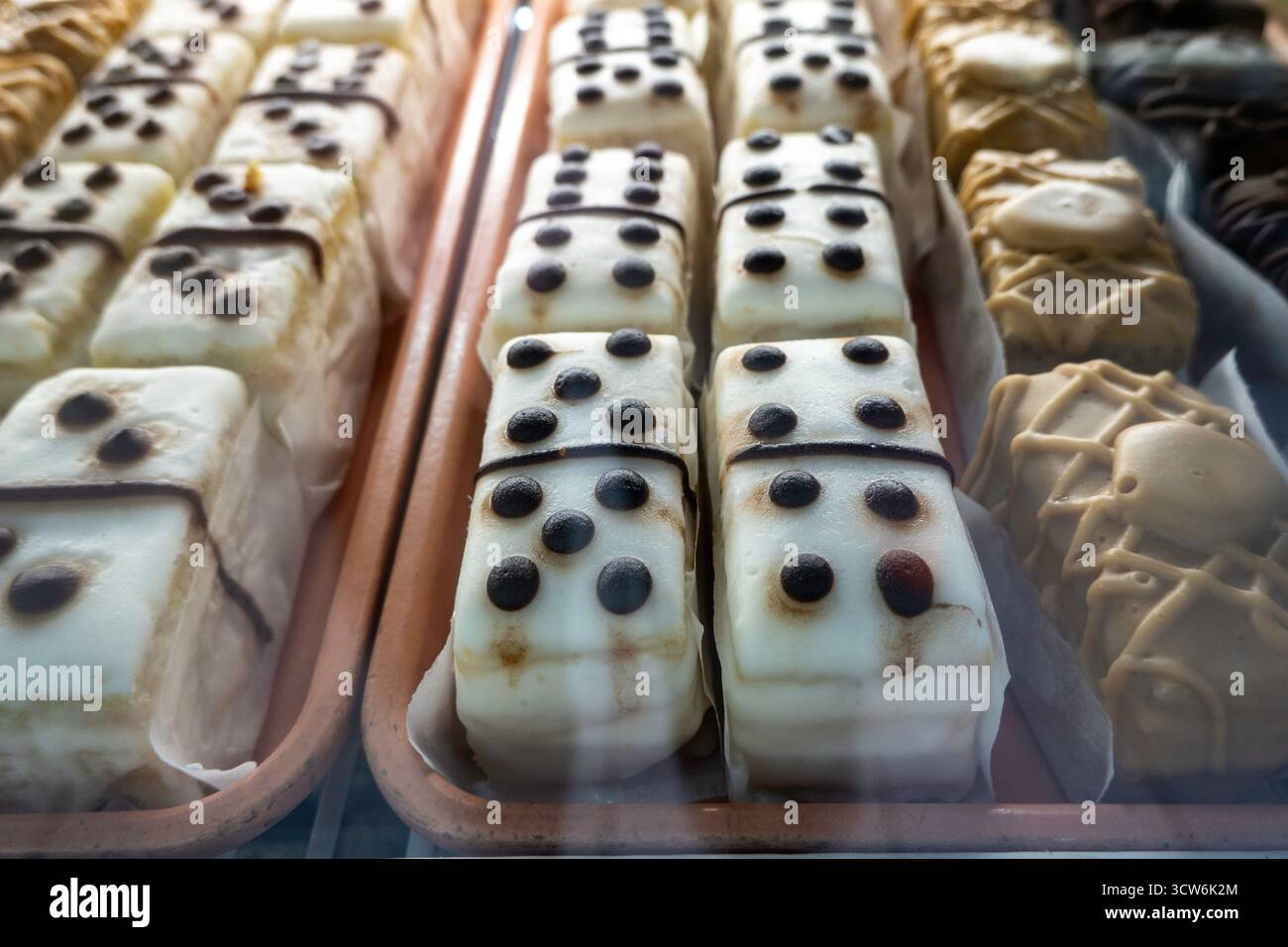 La Delice Pastry Shop offre un'ampia varietà di deliziosi dolci, New York City, USA 2025 Foto Stock
