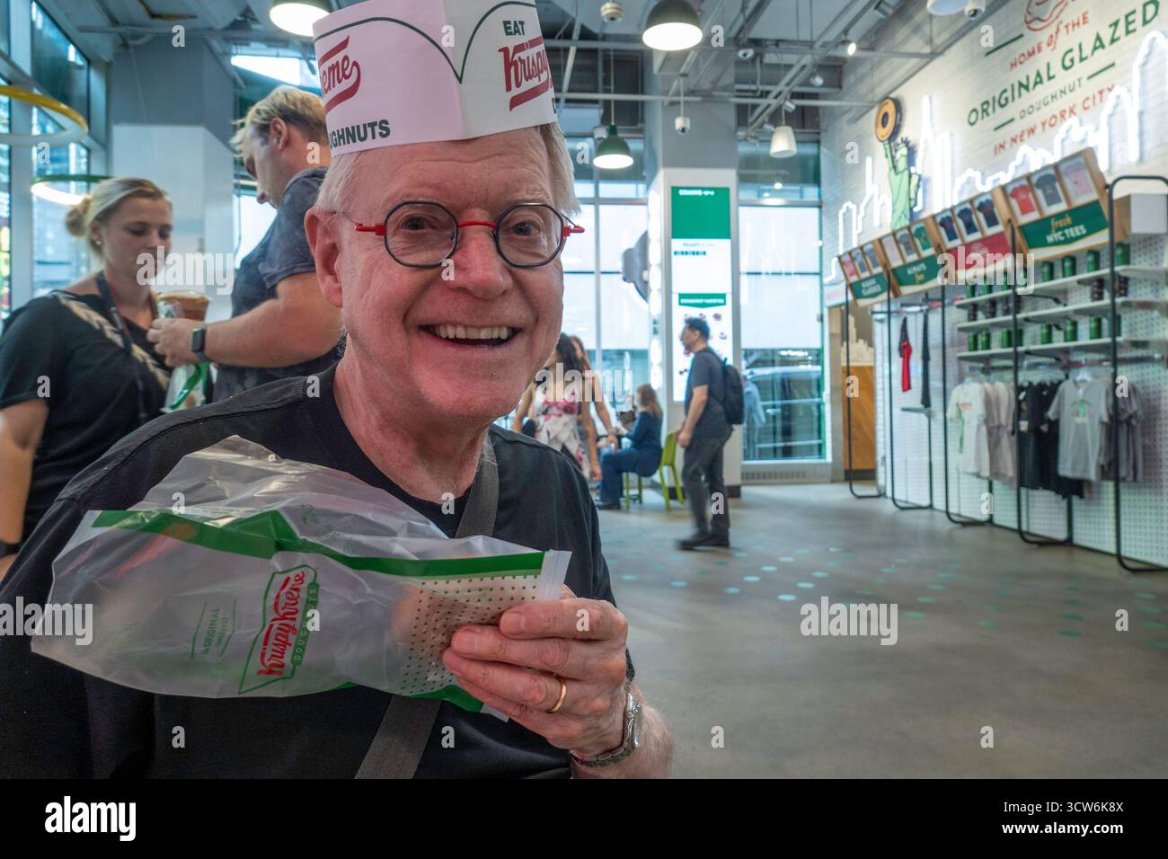 Il flagship store Krispy Kreme Doughnut si trova a Times Square, New York City, USA 2025 Foto Stock