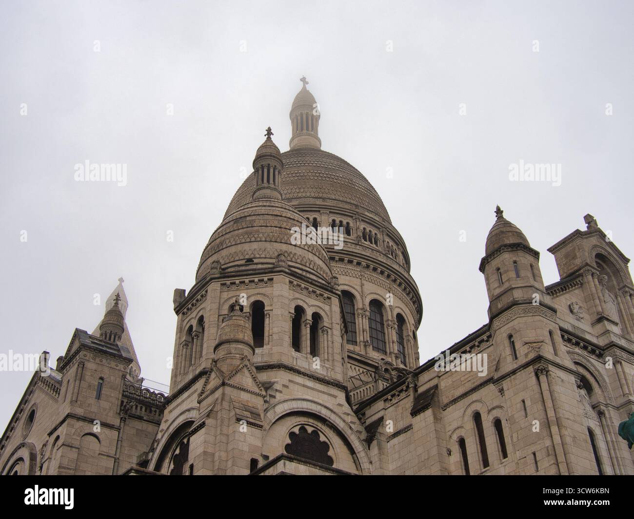 Basilica Sacré-Cœur nella nebbia parigina pesante - dettaglio architettonico ravvicinato di un edificio con la cupola principale e la croce della basilica del Sacro-Cœur disapp Foto Stock