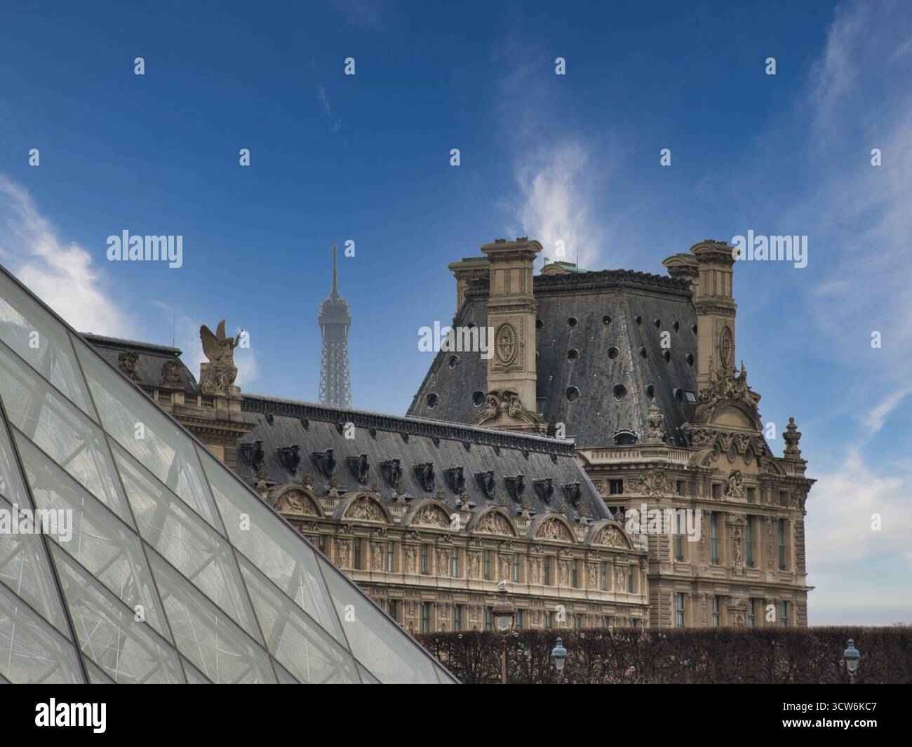Vetro della Piramide del Louvre e architettura del Palazzo - spettacolare primo piano che mostra la superficie geometrica in vetro della Piramide del Louvre in contrasto con l'ornato Foto Stock
