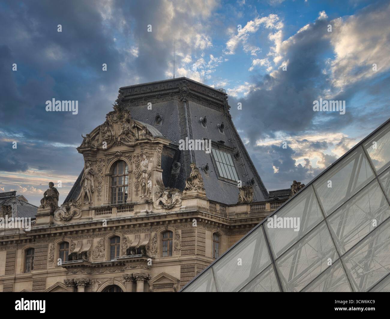 Vetro della Piramide del Louvre e architettura del Palazzo - spettacolare primo piano che mostra la superficie geometrica in vetro della Piramide del Louvre in contrasto con l'ornato Foto Stock